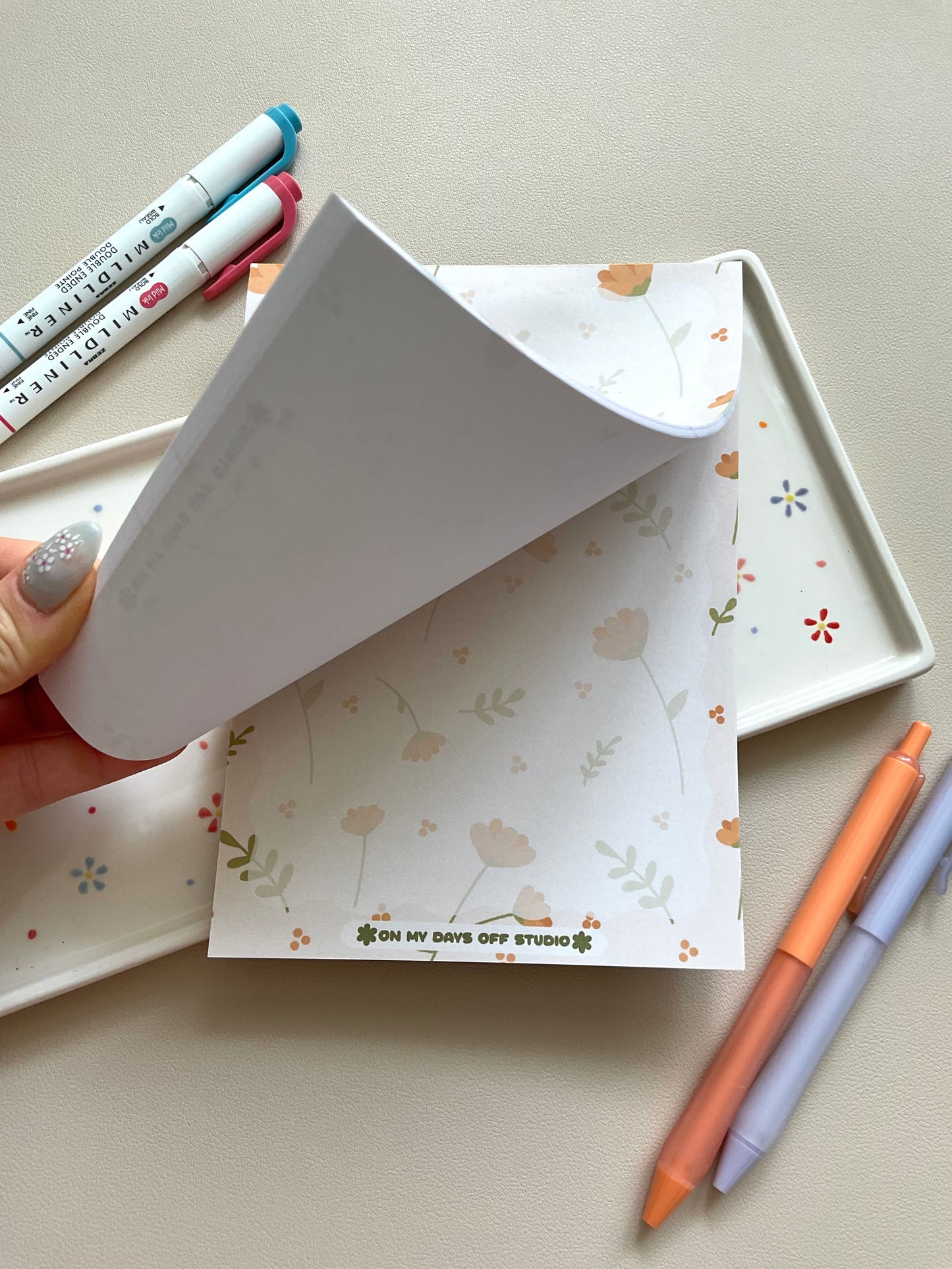 Floral notepad with beige background
