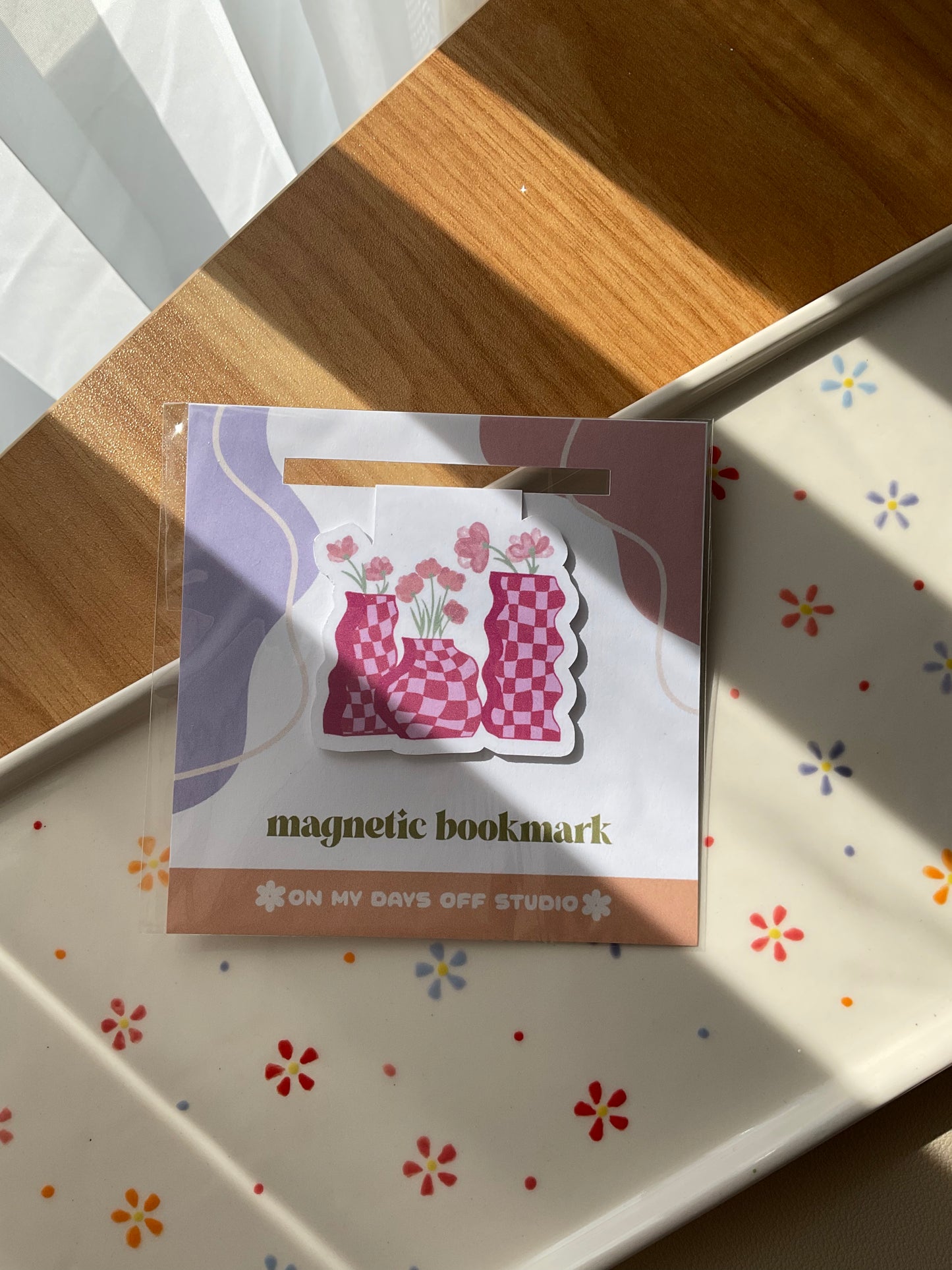 Wavy floral vases magnetic bookmark