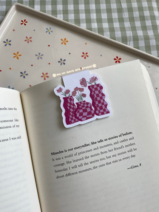 Wavy floral vases magnetic bookmark