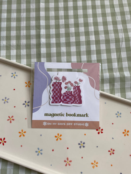Wavy floral vases magnetic bookmark